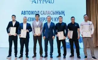Атырауские дорожники отмечают профессиональный праздник: заместитель акима области Кайрат Нуртаев наградил лучших специалистов за вклад в развитие инфраструктуры региона