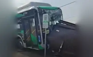 Автобус № 24 в Алматы врезался в остановку и сбил пешехода: пострадали два человека