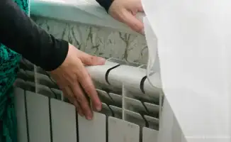 В Астане жители крупного жилого комплекса остались без отопления и горячей воды, не получив предварительных уведомлений об отключении.