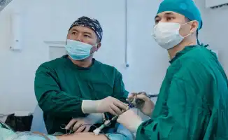 Современные методы лечения рака внедряются в Атырау: онкохирург Бауыржан Иманбеков проводит сложные операции в областном онкологическом центре