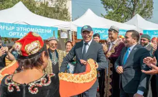 Казахстанские чиновники радуются международному футбольному празднику и повышению в должностях