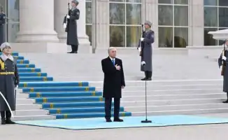 Президент Казахстана Касым-Жомарт Токаев принял участие в церемонии поднятия Государственного флага, что подчеркивает важность национальных символов и единства страны. Мероприятие прошло с соблюдением всех традиций и протоколов, демонстрируя уважение к го