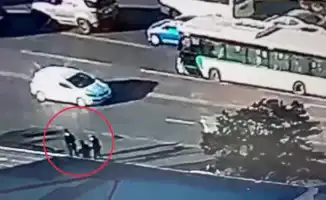 В Астане пьяная ссора в караоке переросла в уличную драку, участники выбежали на дорогу, создавая помеху движению.
