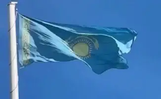 В Атырау на главном флагштоке области державный флаг вывешен вверх ногами