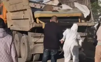 В Атырау обнаружена квартира, заваленная мусором и тараканами: КамАЗ «Спецавтобазы» на месте для уборки