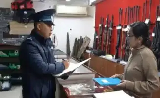 В Атырау полицейские начали проверки оружейных магазинов для предотвращения незаконного оборота и обеспечения общественной безопасности