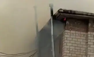 В Макатском районе произошел пожар: крыша трехэтажного дома загорелась, а в посёлке Доссор задымился жилой дом.