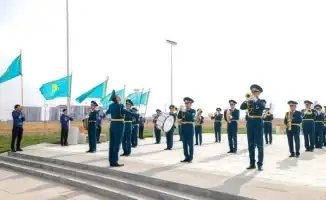 В Шымкенте состоялась торжественная церемония поднятия Государственного флага в честь Дня Республики и 35-летия принятия Конституции