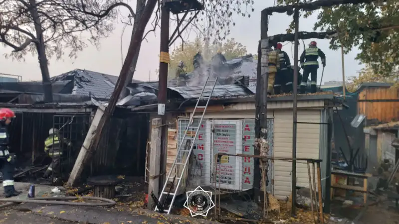 Пожар в магазине Алмалинского района Алматы: огонь угрожал жилым домам и рынку 'Тастак' Атырау