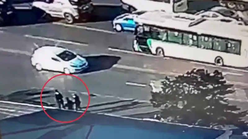 В Астане пьяная ссора в караоке переросла в уличную драку, участники выбежали на дорогу, создавая помеху движению. Атырау