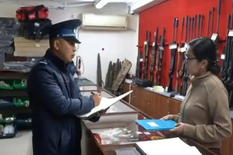 В Атырау полицейские начали проверки оружейных магазинов для предотвращения незаконного оборота и обеспечения общественной безопасности Атырау