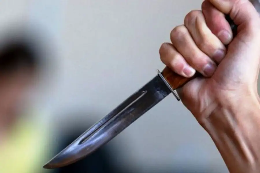 Женщина в Казахстане ранит участкового инспектора ножом в Атырау Атырау