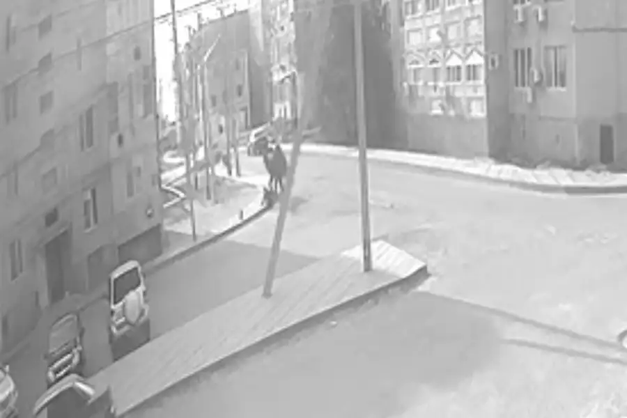 В Кульсары верблюд атаковал подростка на улице микрорайона «Үшінші» Атырау