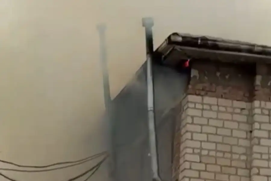 В Макатском районе произошел пожар: крыша трехэтажного дома загорелась, а в посёлке Доссор задымился жилой дом. Атырау