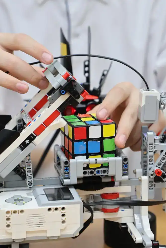 Школьник из Астаны создал робота на базе LEGO, который собирает Кубик Рубика за одну минуту Атырау