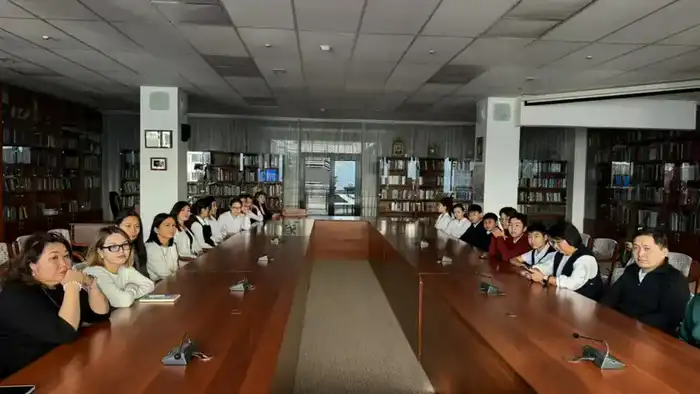 Обсуждение творчества Такена Алимкулова в Национальной библиотеке: влияние на образовательный процесс и культурное сознание Атырау