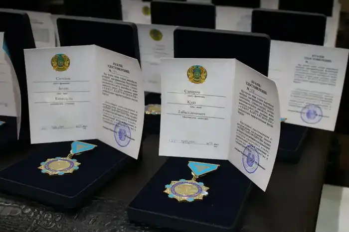 В Казахстане вручили нагрудные знаки «Ахмет Байтұрсынұлы» и «Ана тілін дамытуға қосқан үлесі үшін» ученым и лингвистам Атырау