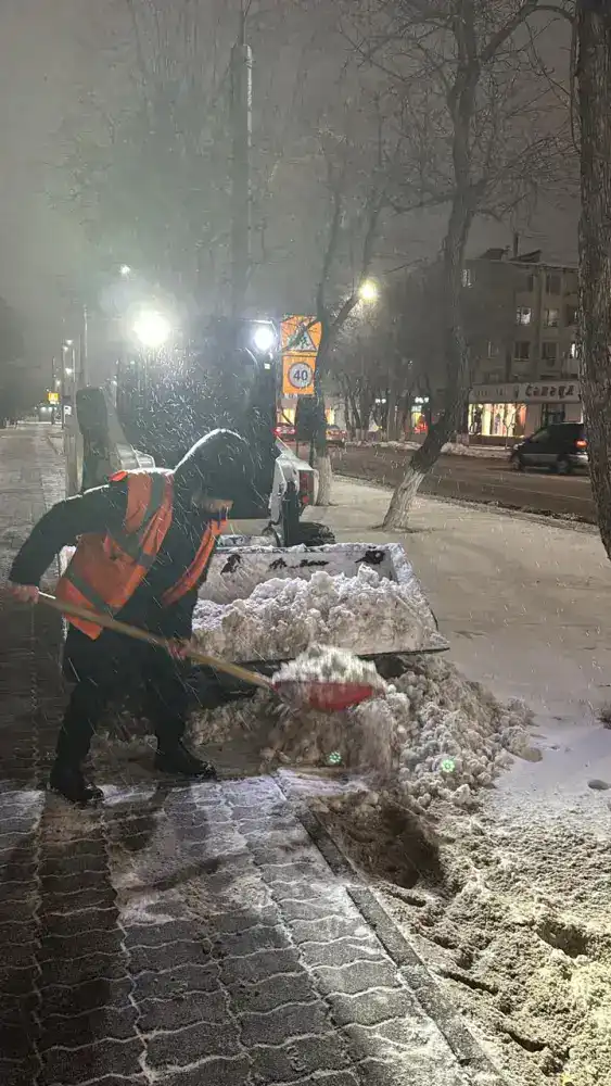 Эффективность снегоуборочных работ в Астане: 1 098 единиц спецтехники и 448 дорожных рабочих на борьбе со снегом Атырау