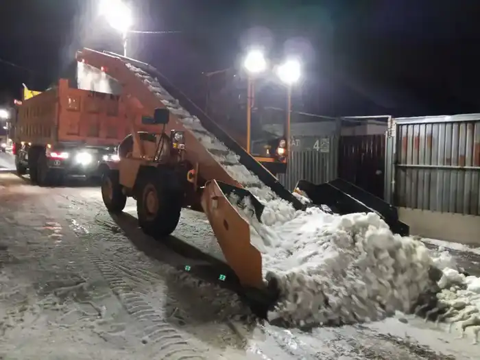 Около 500 единиц спецтехники задействуют в снегоуборке ночью в Астане (4)