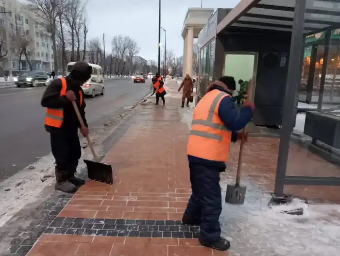 Около 3000 дорожных рабочих вышли на уборку снега с утра в Астане (4)