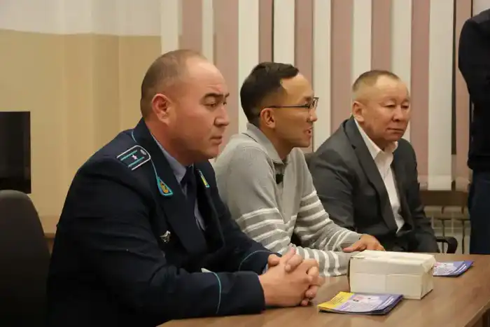 В ВКО полицейские провели рейды в студенческих общежитиях по профилактике наркомании (4)