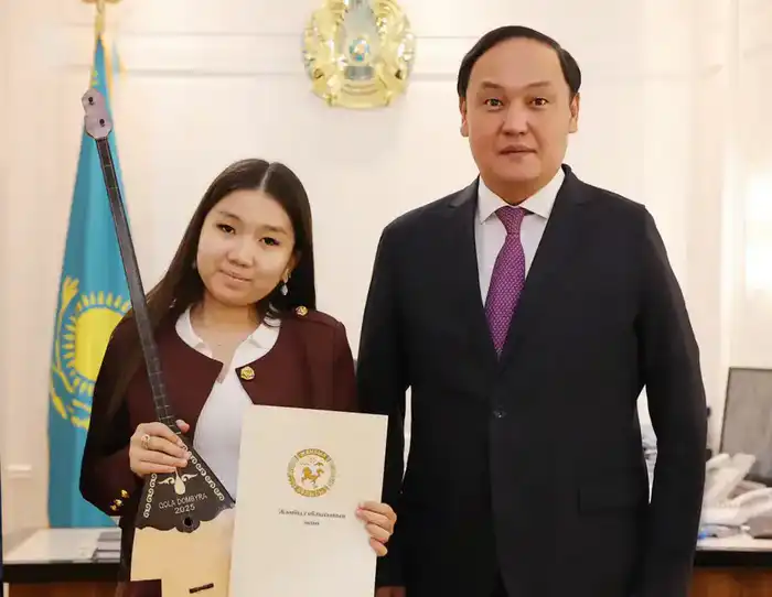 Аким Жамбылской области Ербол Карашукеев провёл встречу с победительницей республиканского айтыса Инжу Жанабай Атырау