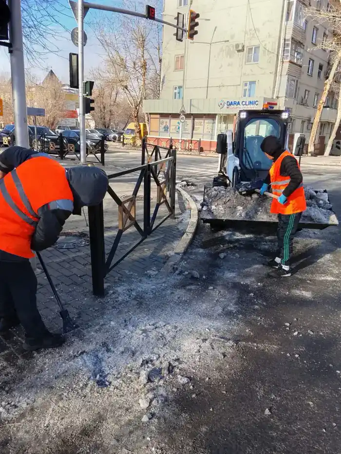 Около 500 единиц спецтехники задействуют в снегоуборке ночью в Астане Атырау