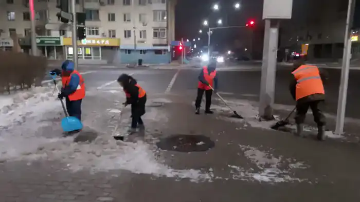Более тысячи единиц спецтехники задействуют в снегоуборке ночью в Астане (3)