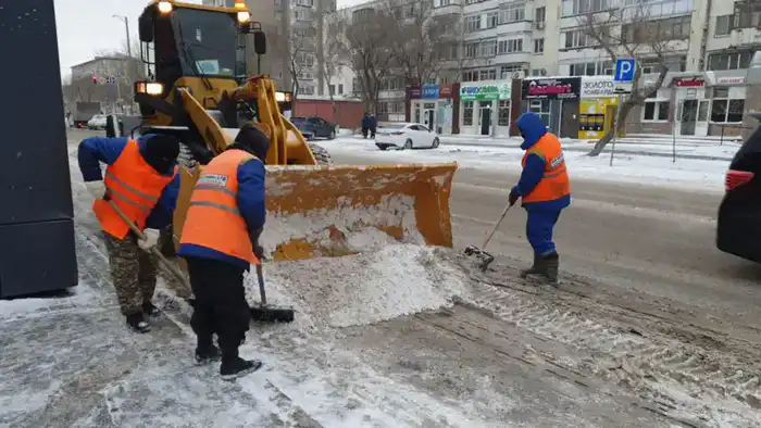 Свыше 2 800 дорожных рабочих вышли на уборку снега в Астане (7)