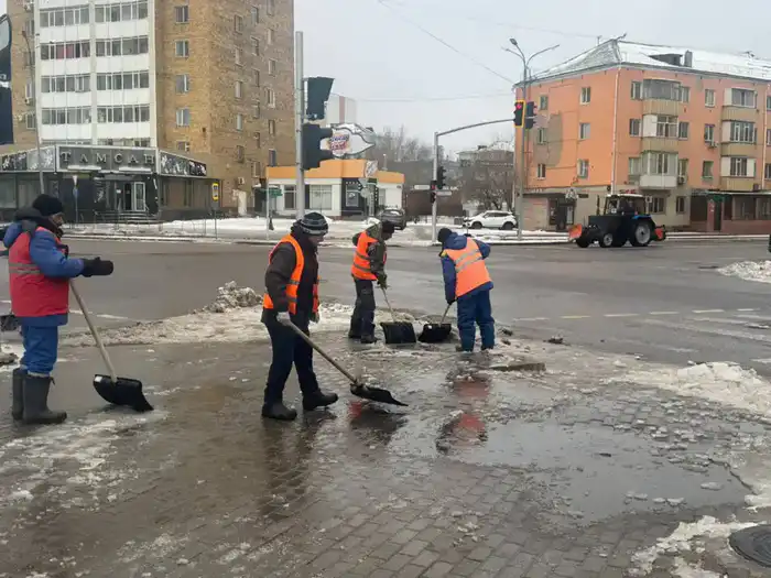 Почти 3 000 коммунальщиков задействованы в работах по уборке снега и наледи в столице (4)