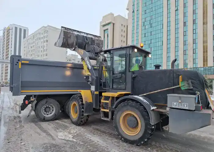 В Астане 2 800 дорожных рабочих активно очищают улицы от снега после снежной бури Атырау