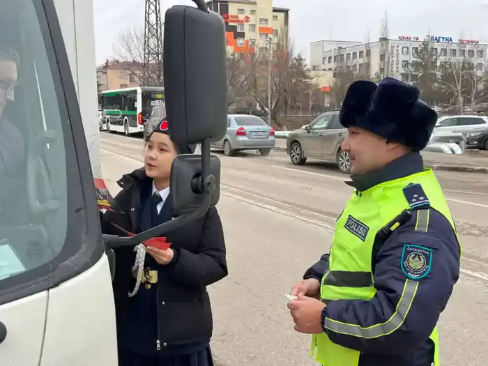 В Костанае юные инспекторы совместно с полицейскими провели рейд по повышению культуры дорожного поведения Атырау