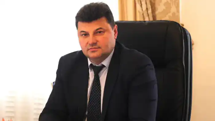 Аким Рудного Виктор Ионенко заявил о "колоссальном кадровом голоде" в отделе строительства, отметив, что не может найти подходящих начальников для решения текущих задач. Это подчеркивает серьезные проблемы с кадровым обеспечением в муниципальных органах,  Атырау