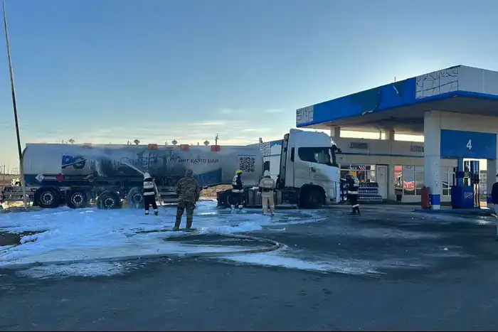 Бензовоз загорелся на автогазозаправочной станции «PromGaz» в Кульсары: задымление зафиксировано 4 ноября 2025 года в 16:29 Атырау