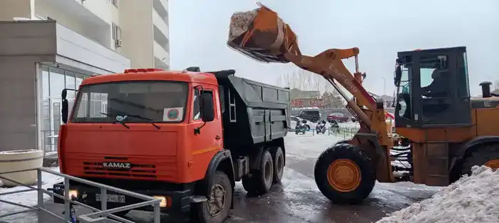 Почти 3 000 коммунальщиков задействованы в работах по уборке снега и наледи в столице (6)