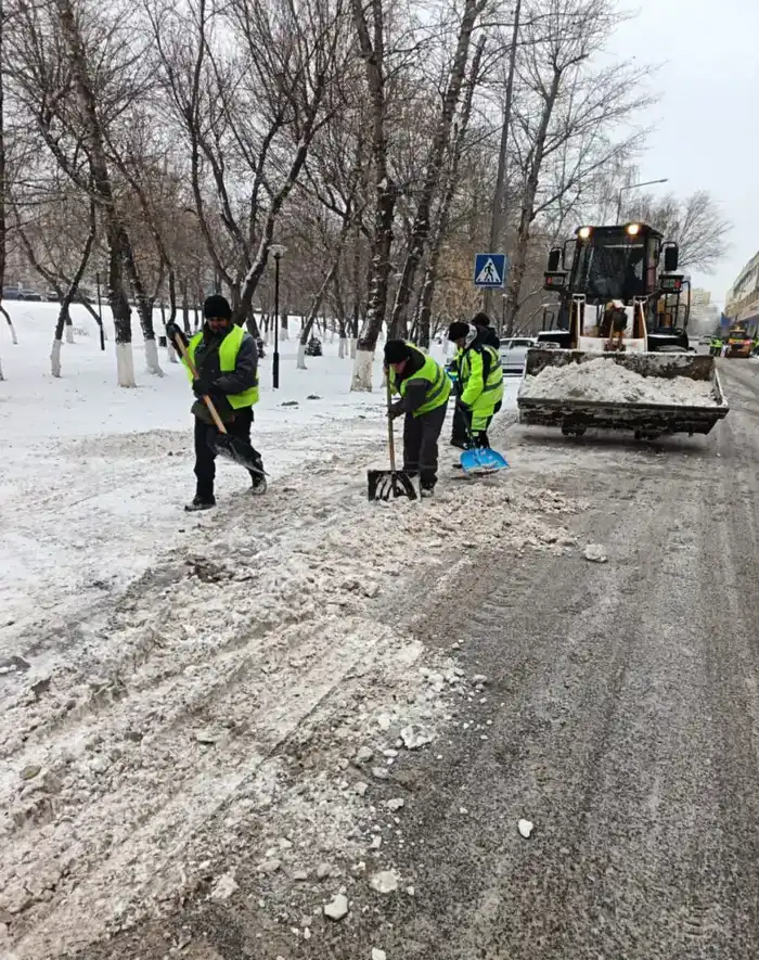 Около 3000 дорожных рабочих в Астане активно занимаются уборкой снега в условиях зимнего сезона Атырау