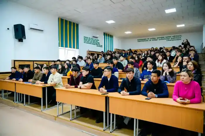 Лекция в Esil University: студенты узнали о рисках наркопреступлений и киберпреступности Атырау