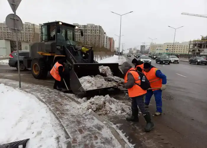 Около 3000 дорожных рабочих вышли на уборку снега с утра в Астане (2)