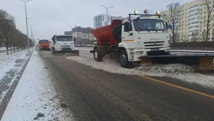 Более 3000 тонн техсоли и 14 000 рейсов: коммунальщики Астаны работают круглосуточно (6)