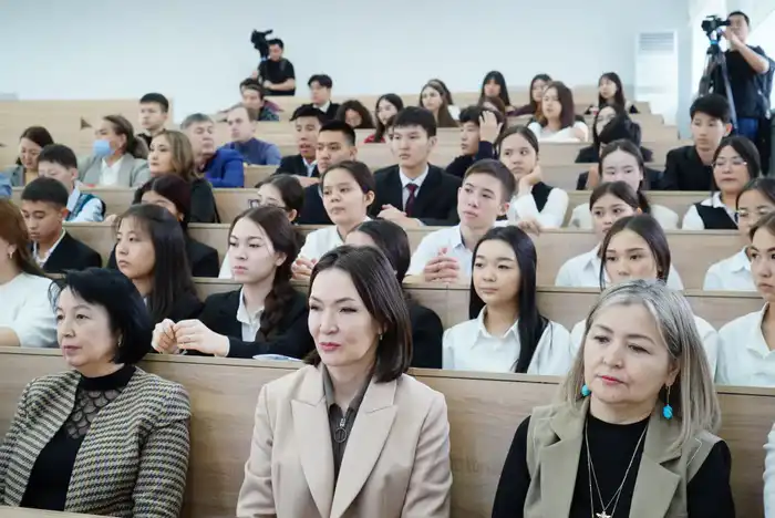 День открытых дверей в Павлодарском педагогическом университете: школьники знакомятся с педагогическими классами Атырау