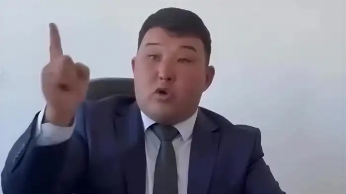 Скандал в Восточно-Казахстанской области: Аким объяснил, почему сельского акима, обматерившего жителей, не уволили Атырау