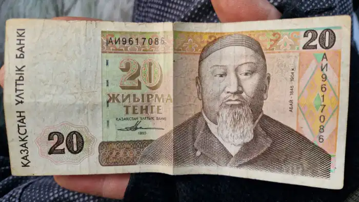 Редкая 20-тенговая купюра с портретом Абая вызывает интерес и обсуждение среди пользователей сети Атырау