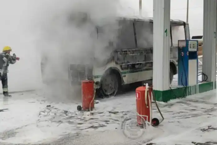 На АЗС в Доссоре произошел пожар: загорелся автобус Атырау