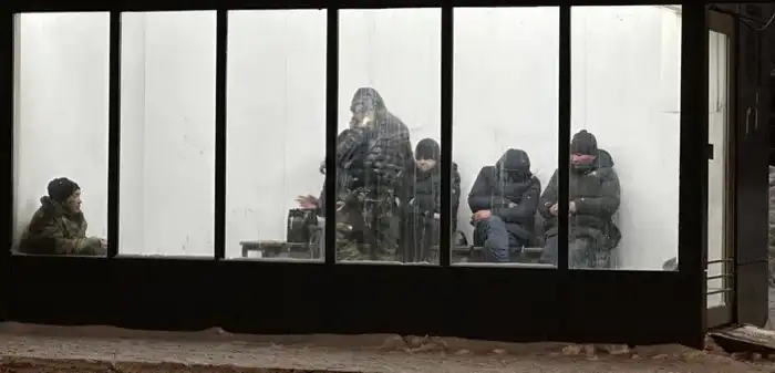 Бездомные сидят в приемнике. Фото предоставлено жителями района Кирпичного, Астана