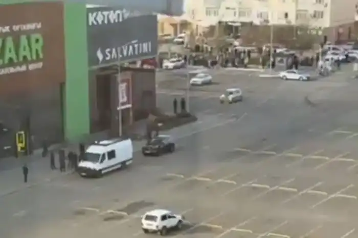 Эвакуация посетителей ТРЦ Baizaar в Атырау из-за сообщения о бомбе: прибытие полиции, спасателей и медиков Атырау
