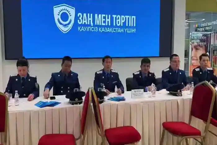 Бесплатная юридическая помощь в Атырау: жители получили поддержку и советы от специалистов на правовой акции Атырау