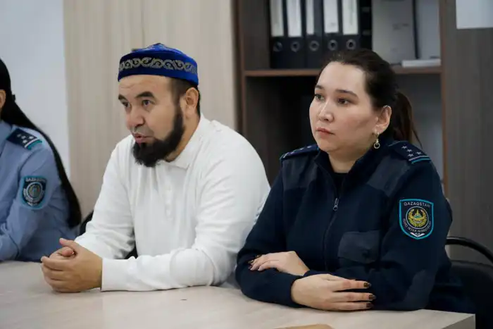 Профилактика семейного насилия в Атырау: правоохранители и наиб-имам встречаются с арестованными для предупреждения бытового насилия Атырау
