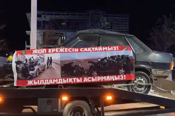 В Атырау прошла акция, в ходе которой по улицам города проехала колонна автомобилей, ранее попавших в серьёзные ДТП. Полиция показала последствия дорожных аварий, чтобы привлечь внимание к вопросам безопасности на дорогах. Атырау