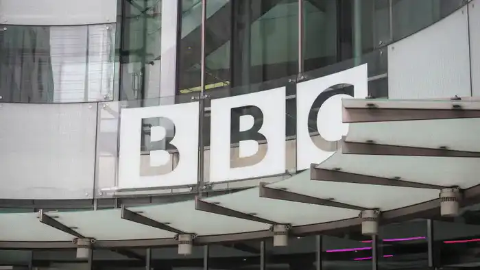 Тим Дэйви: BBC теряет главу из-за редактирования Трампа Атырау