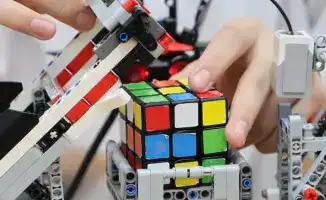 Школьник из Астаны создал робота на базе LEGO, который собирает Кубик Рубика за одну минуту
